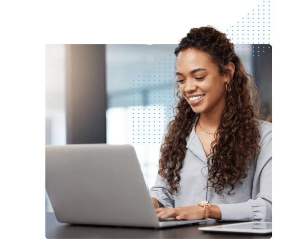 Business woman typing on a laptop-min